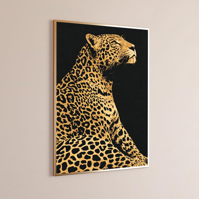 Peut inclure: Une impression d'art mural rectangulaire repr&eacute;sentant le profil d'un l&eacute;opard au pelage dor&eacute; avec des taches noires sur un fond noir uni. L'&oelig;uvre est encadr&eacute;e par un fin cadre en m&eacute;tal dor&eacute;, offrant un portrait animalier &agrave; fort contraste.