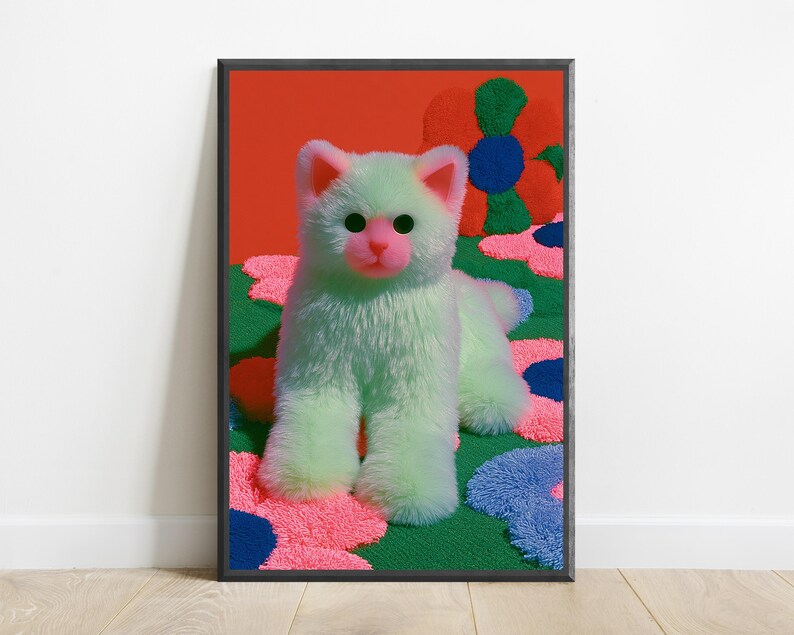 K&ouml;nnte beinhalten: Ein Pl&uuml;schkatzenspielzeug mit hellgr&uuml;nem Fell, rosa Ohren und einer rosa Nase, das auf einem Teppich mit buntem Blumenmuster mit gro&szlig;en rosa, blauen und gr&uuml;nen Bl&uuml;tenbl&auml;ttern vor einem leuchtend orangefarbenen Hintergrund steht, in einem schwarzen Rahmen.