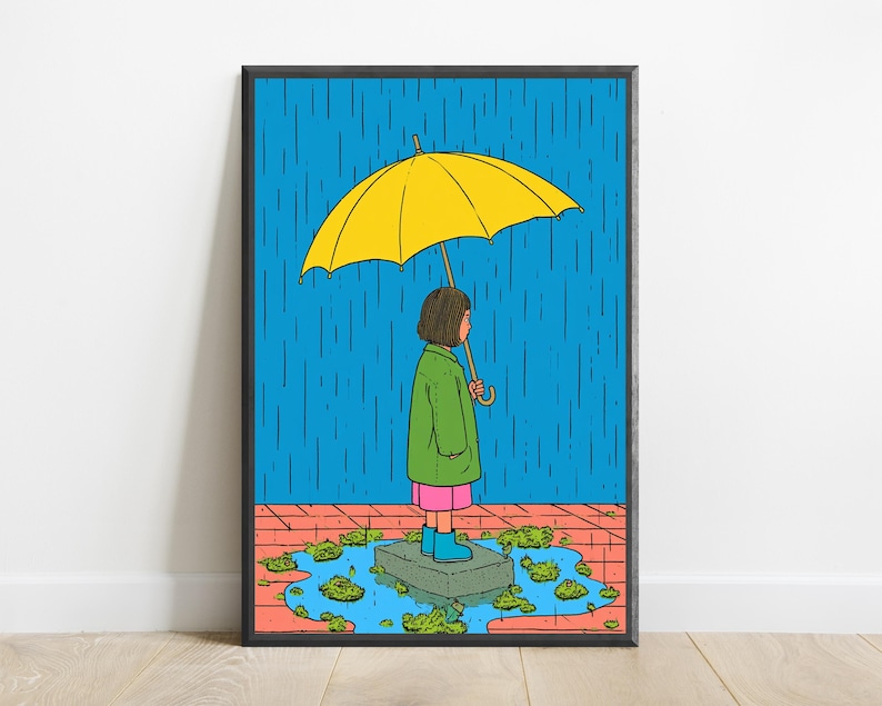 K&ouml;nnte beinhalten: Ein gerahmter Kunstdruck mit einer Cartoon-Illustration einer Person mit braunen Haaren, die w&auml;hrend eines Regenschauers auf einem Stein in einer Pf&uuml;tze steht. Die Person tr&auml;gt einen gr&uuml;nen Mantel, einen rosa Rock und blaue Stiefel unter einem gelben Regenschirm.