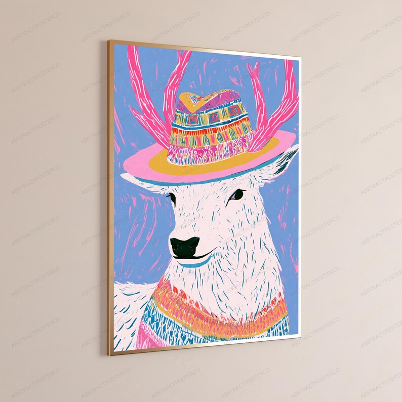 K&ouml;nnte beinhalten: Ein gerahmter Wandkunstdruck mit einer stilisierten Illustration eines wei&szlig;en Hirsches mit rosa Geweih. Der Hirsch tr&auml;gt einen farbenfroh gemusterten Hut mit breiter rosa Krempe und einen passenden gestreiften Pullover vor hellblauem Hintergrund.
