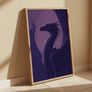 Puede incluir: Una impresi&oacute;n enmarcada con una ilustraci&oacute;n detallada de un drag&oacute;n en tonos morados. El drag&oacute;n se representa con las alas extendidas, sobre un fondo morado suave. El marco es de madera clara.