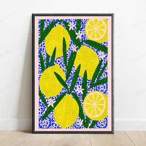 K&ouml;nnte beinhalten: Ein gerahmter vertikaler Kunstdruck mit einem lebendigen Muster aus hellgelben Zitronen und gr&uuml;nen Bl&auml;ttern vor einem blau-wei&szlig;en Blumenhintergrund. Die Komposition umfasst ganze Zitronen und Zitronenh&auml;lften mit kleinen wei&szlig;en Bl&uuml;ten.