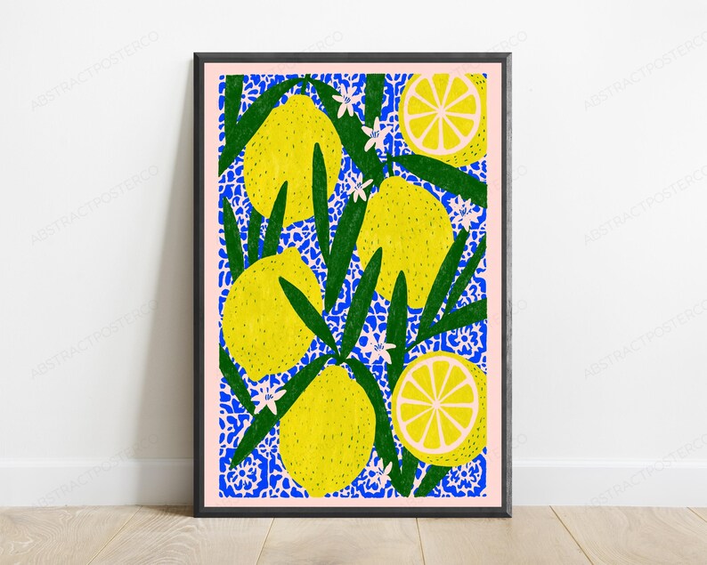 K&ouml;nnte beinhalten: Ein gerahmter vertikaler Kunstdruck mit einem lebendigen Muster aus hellgelben Zitronen und gr&uuml;nen Bl&auml;ttern vor einem blau-wei&szlig;en Blumenhintergrund. Die Komposition umfasst ganze Zitronen und Zitronenh&auml;lften mit kleinen wei&szlig;en Bl&uuml;ten.