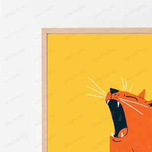 Pode incluir: Uma impress&atilde;o de arte de parede emoldurada apresentando um gato laranja estilizado com a boca aberta em um bocejo, contra um fundo amarelo s&oacute;lido. O gato tem bigodes brancos e dentes brancos vis&iacute;veis, dentro de uma moldura de madeira clara.