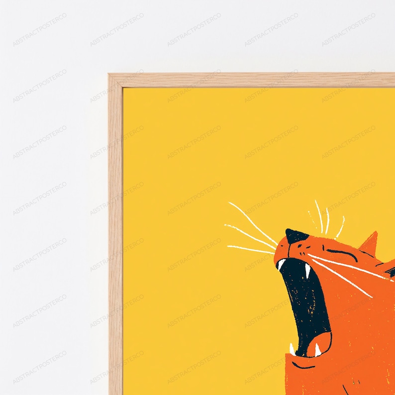 Pode incluir: Uma impress&atilde;o de arte de parede emoldurada apresentando um gato laranja estilizado com a boca aberta em um bocejo, contra um fundo amarelo s&oacute;lido. O gato tem bigodes brancos e dentes brancos vis&iacute;veis, dentro de uma moldura de madeira clara.