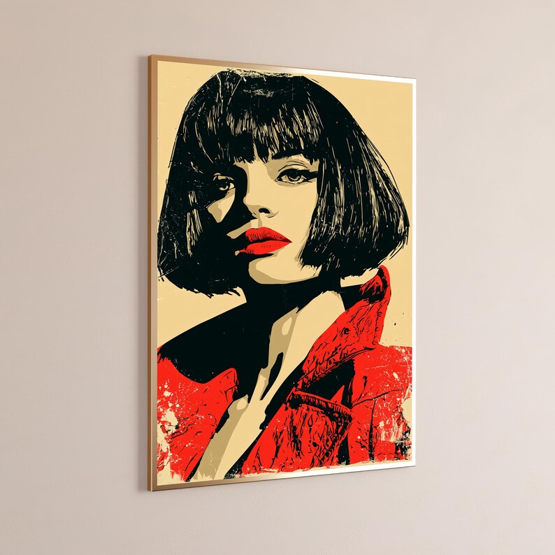 K&ouml;nnte beinhalten: Ein gerahmter Wandkunstdruck mit einer kontrastreichen grafischen Illustration einer Person mit schwarzem Bob-Haarschnitt und leuchtend roten Lippen. Die Person tr&auml;gt eine strukturierte rote Jacke vor einem blassgelben Hintergrund im k&uuml;hnen Stil.