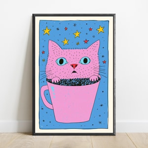 Pu&ograve; includere: Una stampa artistica incorniciata raffigurante un gatto rosa con grandi occhi azzurri seduto all'interno di una tazza rosa. Lo sfondo &egrave; di un blu vivace pieno di stelle gialle e rosse. L'illustrazione presenta contorni neri e uno stile grafico.