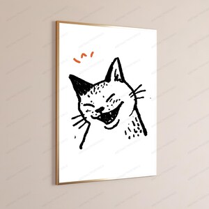 Pu&ograve; includere: Una stampa artistica da parete incorniciata con uno schizzo a inchiostro nero di un gatto che ride su sfondo bianco. Il gatto ha orecchie a punta, baffi e una bocca spalancata. Sopra la testa del gatto ci sono due piccole linee curve arancioni.