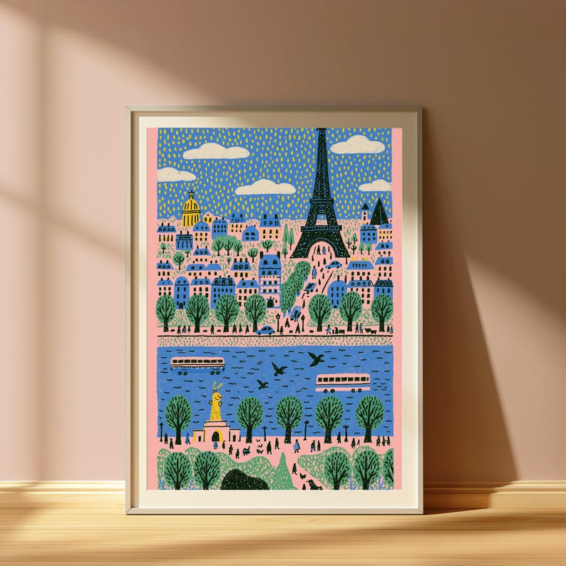 K&ouml;nnte beinhalten: Ein gerahmter Kunstdruck mit einer stilisierten Illustration des Pariser Stadtbildes. Die Szene zeigt den Eiffelturm, blaue Geb&auml;ude, gr&uuml;ne B&auml;ume und einen Fluss mit Bussen und Booten vor einem blauen Himmel mit gelben Regentropfen.