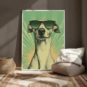 Pode incluir: Uma impress&atilde;o de arte de parede emoldurada com uma ilustra&ccedil;&atilde;o estilizada de um galgo usando &oacute;culos de sol pretos. O c&atilde;o est&aacute; centralizado num fundo verde claro com um padr&atilde;o de raios de sol num tom amarelo claro atr&aacute;s da cabe&ccedil;a.