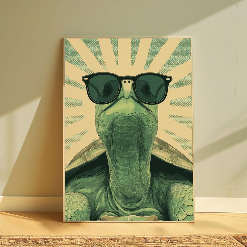 K&ouml;nnte beinhalten: Ein rechteckiger Wandkunstdruck, der eine gr&uuml;ne Schildkr&ouml;te mit schwarzer Sonnenbrille zeigt. Die Schildkr&ouml;te ist vor einem hellgelben Hintergrund mit einem strahlenden Sonnenmuster in t&uuml;rkisfarbener Punkttextur zentriert, was eine grafische Illustration ergibt.