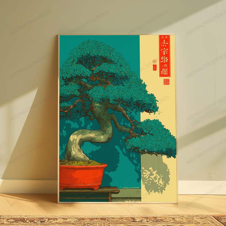 Może przedstawiać: Pionowy wydruk ścienny przedstawiający stylizowane drzewko bonsai z ciemnozielonymi liśćmi i grubym, zakrzywionym pniem. Drzewko znajduje się w jaskrawopomarańczowej prostokątnej doniczce. Tło jest podzielone na kolor morski i kremowy, z czerwonymi azjatyckimi znakami.