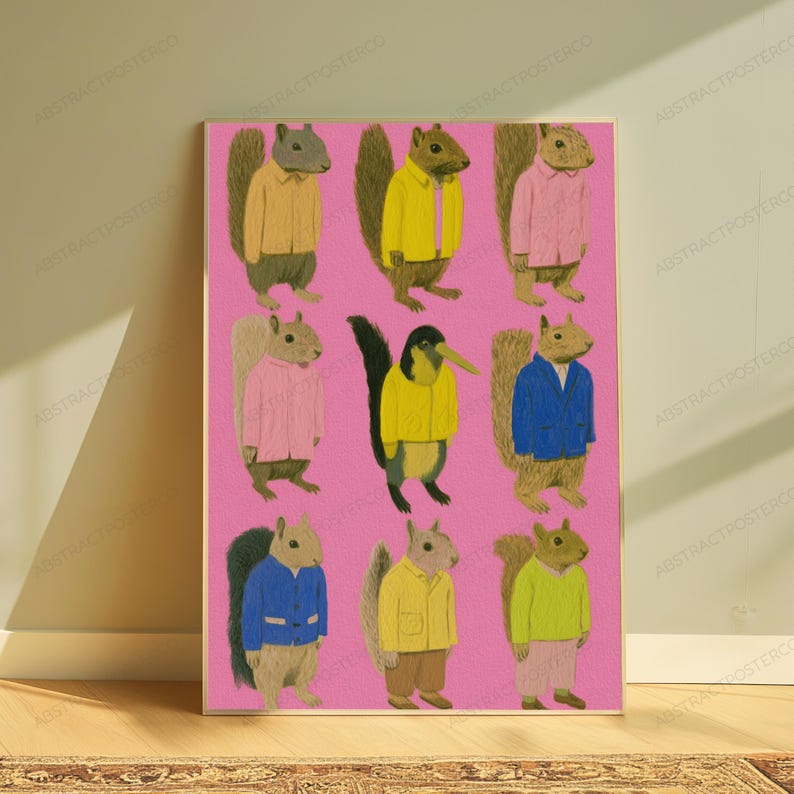 K&ouml;nnte beinhalten: Ein rechteckiger Wandkunstdruck mit einem Raster aus neun Eichh&ouml;rnchen auf leuchtend rosa Hintergrund. Jedes Eichh&ouml;rnchen tr&auml;gt eine Jacke in verschiedenen Farben wie Gelb, Rosa oder Blau, wobei eine zentrale Figur einem Vogel &auml;hnelt.