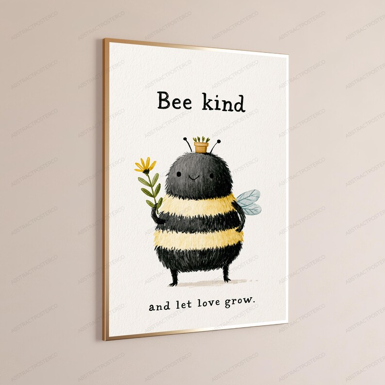 K&ouml;nnte beinhalten: Ein rechteckiger Wandkunstdruck mit einer Illustration einer flauschigen schwarz-gelben Hummel. Die Hummel h&auml;lt eine gelbe Blume und tr&auml;gt einen winzigen Topf auf dem Kopf. Der Text lautet Bee kind and let love grow in einer einfachen schwarzen Schrift.