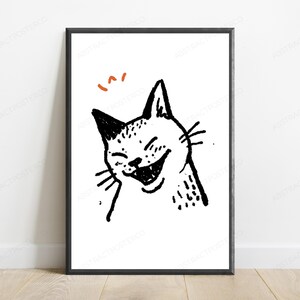 Pu&ograve; includere: Una stampa artistica da parete incorniciata con uno schizzo a inchiostro nero di un gatto che ride con gli occhi socchiusi e la bocca aperta. Sopra la testa del gatto ci sono due piccole linee curve arancioni. L'illustrazione &egrave; centrata.