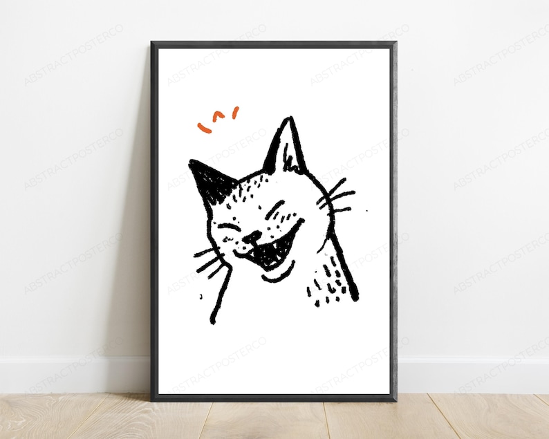 Pu&ograve; includere: Una stampa artistica da parete incorniciata con uno schizzo a inchiostro nero di un gatto che ride con gli occhi socchiusi e la bocca aperta. Sopra la testa del gatto ci sono due piccole linee curve arancioni. L'illustrazione &egrave; centrata.