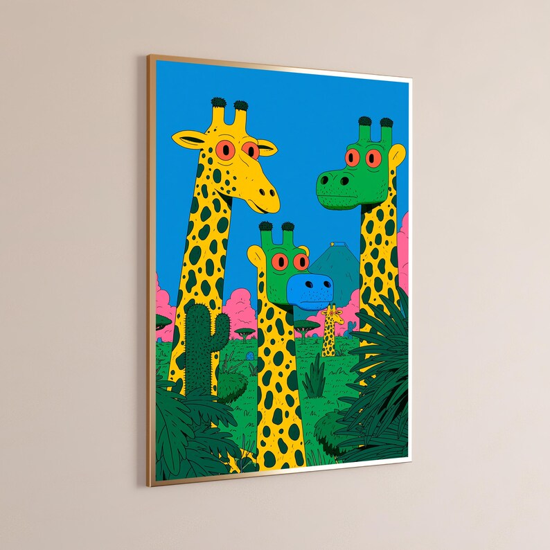 Puede incluir: Una impresi&oacute;n de arte mural enmarcada que muestra tres jirafas con patrones de manchas amarillas y negras sobre un cielo azul brillante. Las jirafas tienen ojos naranjas y caras verdes o azules. El paisaje incluye follaje verde, cactus y nubes rosas.