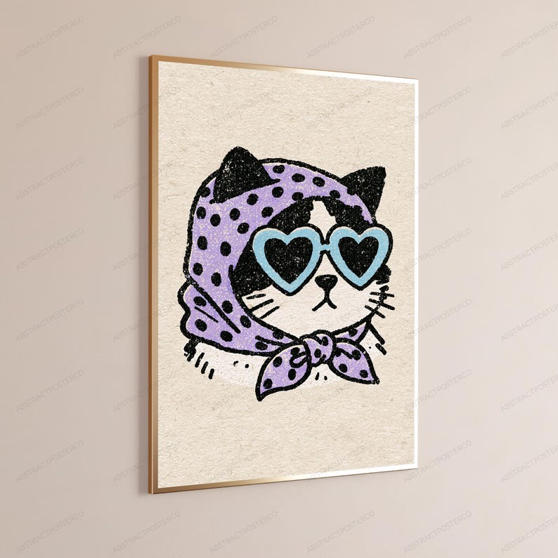 Pu&ograve; includere: Una stampa artistica da parete incorniciata raffigurante l'illustrazione di un gatto bianco e nero. Il gatto indossa un foulard viola chiaro a pois viola scuro e occhiali da sole a forma di cuore azzurri. L'opera ha un aspetto granuloso su sfondo beige.