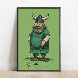 Puede incluir: Una l&aacute;mina art&iacute;stica enmarcada con una detallada ilustraci&oacute;n a tinta de una figura barbuda con casco de cuernos y t&uacute;nica verde, de pie sobre un campo de hierba, sosteniendo un palo de golf y prepar&aacute;ndose para golpear una pelota sobre un tee.