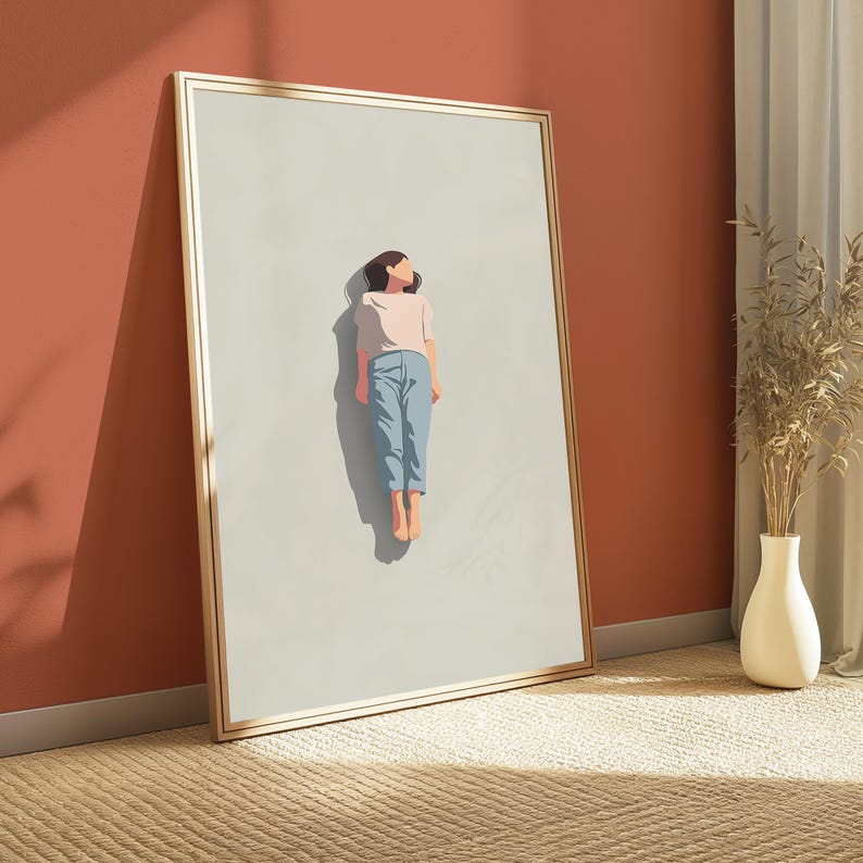 Pu&ograve; includere: Una stampa artistica da parete verticale incorniciata che presenta un'illustrazione minimalista di una persona con capelli scuri, che indossa una maglietta rosa chiaro a maniche corte e jeans blu, fluttuante su uno sfondo grigio chiaro con un'ombra.