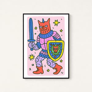 Peut inclure: Une impression d'art encadr&eacute;e repr&eacute;sentant une illustration de dessin anim&eacute; d'un chevalier &agrave; cornes rouges en armure rose, tenant une &eacute;p&eacute;e bleue et un bouclier jaune avec un embl&egrave;me de cr&acirc;ne sur un fond rose clair avec des &eacute;toiles jaunes.