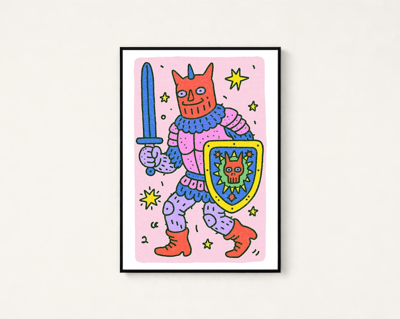 Peut inclure: Une impression d'art encadr&eacute;e repr&eacute;sentant une illustration de dessin anim&eacute; d'un chevalier &agrave; cornes rouges en armure rose, tenant une &eacute;p&eacute;e bleue et un bouclier jaune avec un embl&egrave;me de cr&acirc;ne sur un fond rose clair avec des &eacute;toiles jaunes.