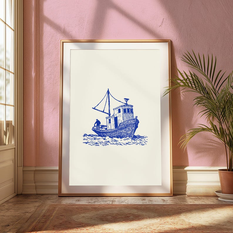 Pu&ograve; includere: Una stampa d'arte incorniciata con un'illustrazione a inchiostro blu di un peschereccio su sfondo color crema. Il disegno raffigura una piccola imbarcazione con albero e cabina, che galleggia su onde stilizzate con una figura sul ponte.