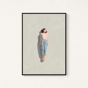 Pu&ograve; includere: Una stampa artistica da parete incorniciata che presenta un'illustrazione minimalista di una figura distesa su uno sfondo beige chiaro. La figura indossa una maglietta rosa chiaro a maniche corte e jeans blu, con un'ombra scura sul lato sinistro.