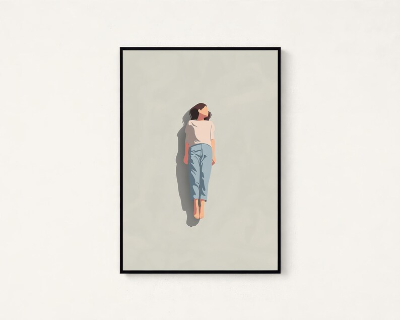 Pu&ograve; includere: Una stampa artistica da parete incorniciata che presenta un'illustrazione minimalista di una figura distesa su uno sfondo beige chiaro. La figura indossa una maglietta rosa chiaro a maniche corte e jeans blu, con un'ombra scura sul lato sinistro.