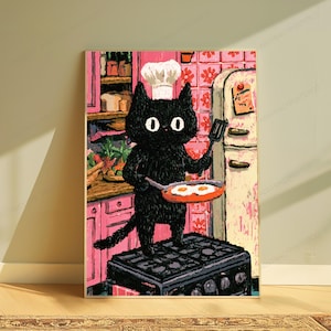 Peut inclure: Une impression d'art verticale repr&eacute;sentant un chat noir portant une toque de chef blanche, debout sur une cuisini&egrave;re noire. Le chat tient une po&ecirc;le avec deux &oelig;ufs au plat. Le fond de cuisine pr&eacute;sente des placards roses et des carreaux muraux.