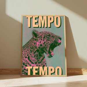 Pu&ograve; includere: Una stampa artistica incorniciata raffigurante un leopardo ruggente con punti mezzatinta rosa e verde scuro su uno sfondo verde acqua tenue. La parola TEMPO &egrave; stampata in grandi lettere maiuscole arancione chiaro sia in alto che in basso.