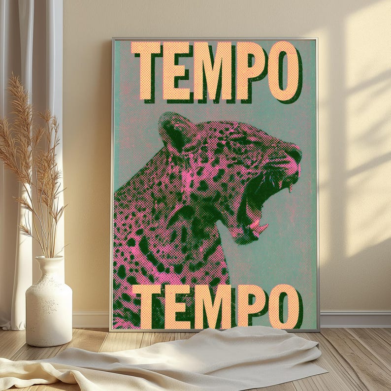 Pu&ograve; includere: Una stampa artistica da parete rettangolare raffigurante un leopardo ruggente in rosa e verde scuro con un motivo a punti mezzetinte. La parola TEMPO &egrave; stampata in grandi lettere stampatello arancione chiaro sia in alto che in basso su sfondo verde acqua.