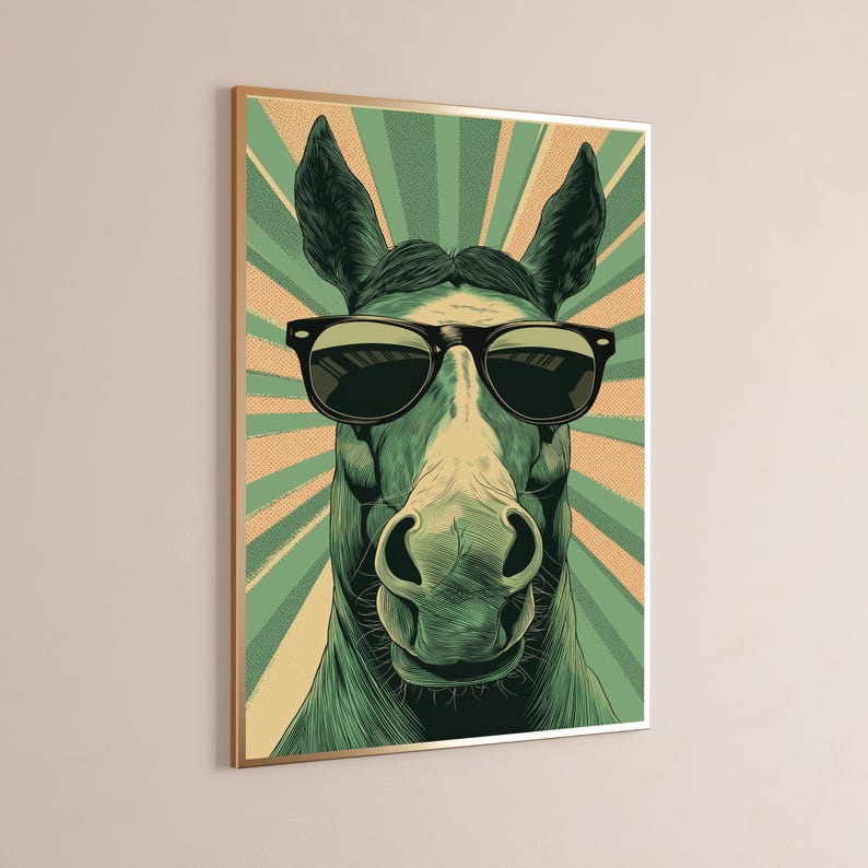 K&ouml;nnte beinhalten: Ein gerahmter Wandkunstdruck mit einer stilisierten Illustration eines Pferdes, das eine schwarze Sonnenbrille tr&auml;gt. Das Pferd ist in Gr&uuml;n- und Cremet&ouml;nen gehalten und vor einem Hintergrund aus strahlenden Sonnenstrahlen in Gr&uuml;n und Beige.