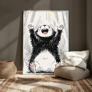 Pu&ograve; includere: Una stampa artistica da parete incorniciata che presenta un'illustrazione a inchiostro in bianco e nero di una creatura gioiosa e pelosa con le braccia sollevate. La creatura ha una pancia bianca, cuscinetti rosa e un'espressione felice con denti visibili.