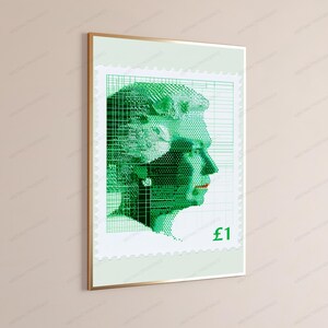 Op de afbeelding: Een ingelijste wandkunstprint met een gestileerd groen postzegelontwerp. Het kunstwerk toont een profielportret van een vorst, gemaakt met een halftoon-stippenpatroon en rasterlijnen. De tekst &pound;1 staat in de rechterbenedenhoek gedrukt.