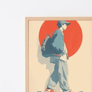 Pu&ograve; includere: Una stampa artistica incorniciata che raffigura l'illustrazione stilizzata di una persona con berretto da baseball, giacca e zaino, in piedi su uno skateboard. Lo sfondo presenta un grande cerchio rosso pieno su una base beige chiaro.