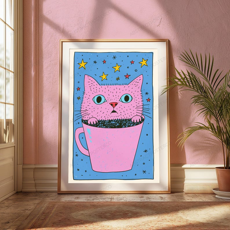 Pu&ograve; includere: Una stampa artistica incorniciata raffigurante un gatto rosa con grandi occhi azzurri seduto all'interno di una tazza rosa. Lo sfondo &egrave; di un blu vivace, arricchito da stelle gialle e piccoli accenti rossi. Stile illustrativo disegnato a mano.