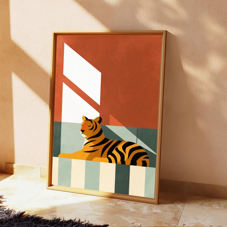 Pu&ograve; includere: Una stampa artistica da parete rettangolare incorniciata raffigurante una tigre stilizzata arancione e nera che riposa su una superficie con motivo a righe verde chiaro e bianco, su uno sfondo terracotta con forme geometriche di luce.