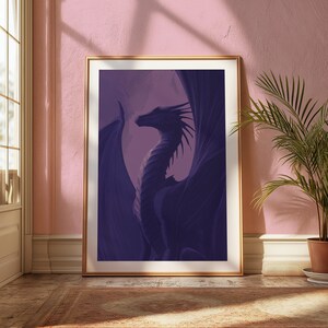 Puede incluir: Una impresi&oacute;n art&iacute;stica enmarcada con una ilustraci&oacute;n de un drag&oacute;n p&uacute;rpura. El drag&oacute;n est&aacute; representado con alas detalladas y un cuello largo, sobre un fondo p&uacute;rpura suave. La obra de arte est&aacute; en un marco dorado, exhibida en un suelo con una alfombra y una planta en maceta.