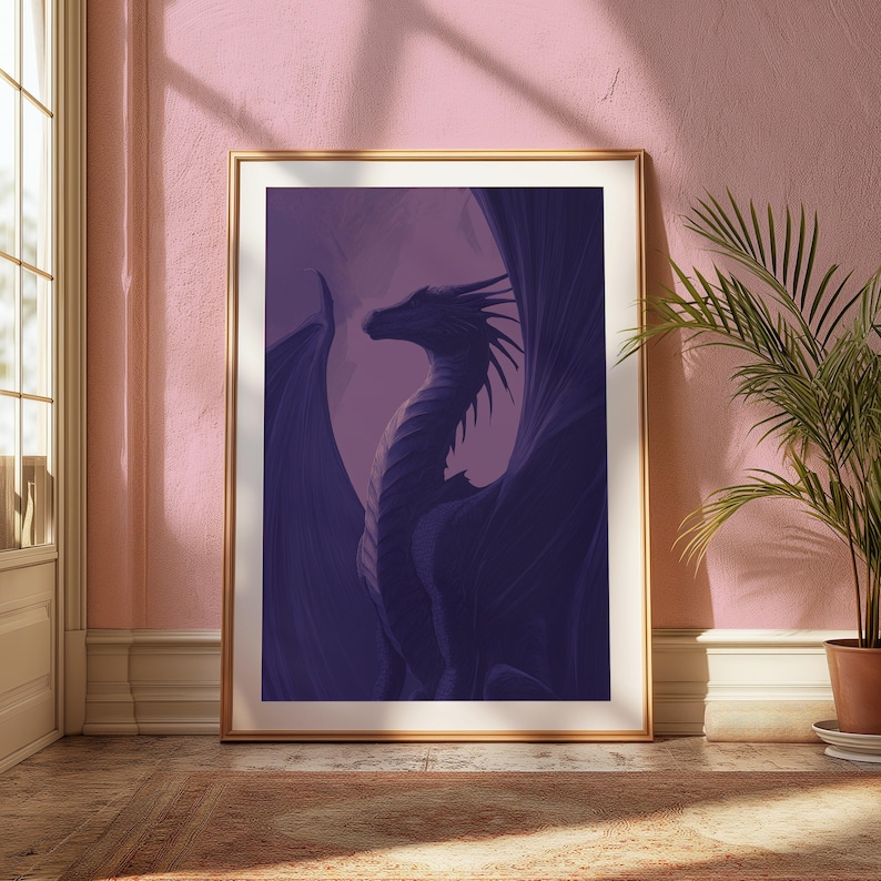 Puede incluir: Una impresi&oacute;n art&iacute;stica enmarcada con una ilustraci&oacute;n de un drag&oacute;n p&uacute;rpura. El drag&oacute;n est&aacute; representado con alas detalladas y un cuello largo, sobre un fondo p&uacute;rpura suave. La obra de arte est&aacute; en un marco dorado, exhibida en un suelo con una alfombra y una planta en maceta.