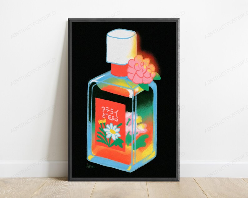 Puede incluir: Una ilustraci&oacute;n de una botella de vidrio rectangular sobre un fondo negro. La botella presenta un tap&oacute;n blanco, una etiqueta roja con texto en japon&eacute;s y un gr&aacute;fico de margarita blanca, y l&iacute;quido naranja, amarillo y verde vibrante con flores.