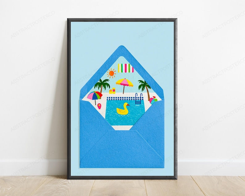 K&ouml;nnte beinhalten: Ein gerahmter Kunstdruck mit einem hellblauen Umschlag, der eine sommerliche Poolszenen enth&uuml;llt. Im Inneren befinden sich ein Swimmingpool mit einer gelben Quietscheente, Palmen, ein gelb-rosa Sonnenschirm, eine Sonne und bunte Strandt&uuml;cher.