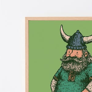 Puede incluir: Una ilustraci&oacute;n enmarcada de un personaje vikingo con una gran barba, que lleva un casco azul con cuernos y una t&uacute;nica verde. La obra presenta un estilo de contorno de tinta negra sobre un fondo verde claro s&oacute;lido en un marco de madera.