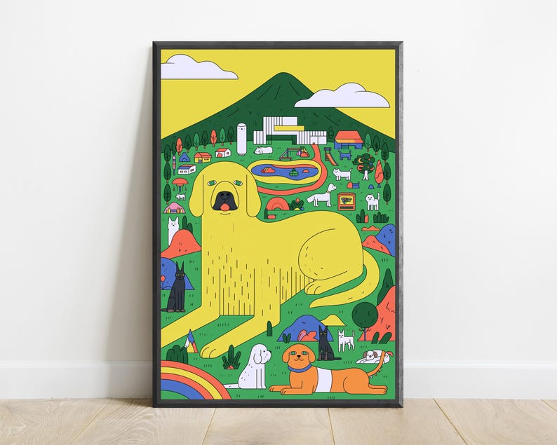 Pode incluir: Uma impress&atilde;o art&iacute;stica emoldurada apresentando um c&atilde;o amarelo grande deitado numa paisagem com uma montanha verde, um lago azul e v&aacute;rios animais mais pequenos, incluindo gatos e um c&atilde;o laranja mais pequeno. A cena inclui &aacute;rvores coloridas, edif&iacute;cios e um arco-&iacute;ris.