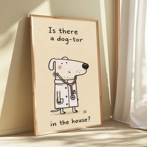 K&ouml;nnte beinhalten: Ein gerahmter Wandkunstdruck auf hellbeigem Hintergrund mit einem Cartoon-Hund als Arzt in einem wei&szlig;en Laborkittel und mit Stethoskop. Der Text lautet, Is there a dog-tor in the house? Die Illustration verwendet schwarze Umrisse.