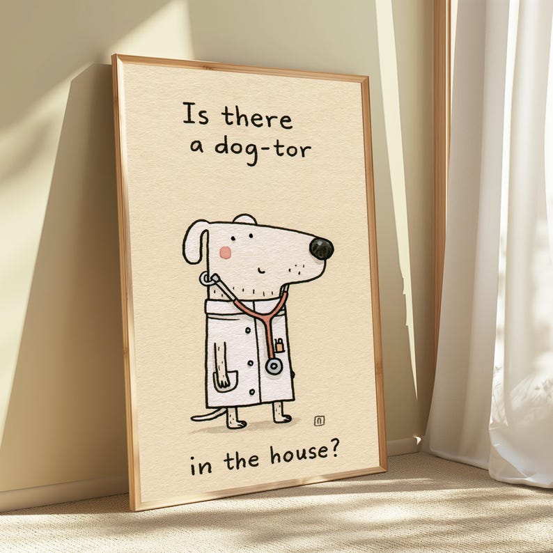 K&ouml;nnte beinhalten: Ein gerahmter Wandkunstdruck auf hellbeigem Hintergrund mit einem Cartoon-Hund als Arzt in einem wei&szlig;en Laborkittel und mit Stethoskop. Der Text lautet, Is there a dog-tor in the house? Die Illustration verwendet schwarze Umrisse.