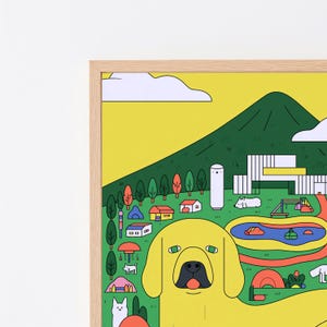 Pode incluir: Uma ilustra&ccedil;&atilde;o digital emoldurada apresentando um c&atilde;o amarelo grande em primeiro plano contra uma paisagem com uma montanha verde, um lago azul, pequenas casas, &aacute;rvores e nuvens brancas. O estilo usa contornos pretos e cores planas.