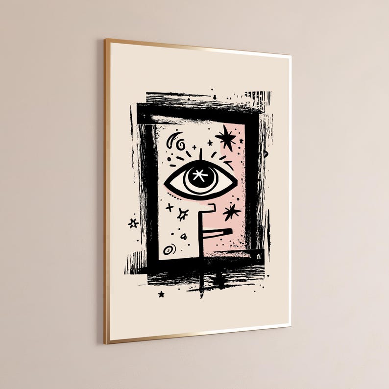 Peut inclure: Une impression d'art mural encadr&eacute;e pr&eacute;sentant une illustration &agrave; l'encre noire d'un &oelig;il stylis&eacute; avec une pupille en forme d'&eacute;toile, entour&eacute; de symboles c&eacute;lestes comme des &eacute;toiles et un croissant de lune sur fond rose p&acirc;le bord&eacute; de noir.