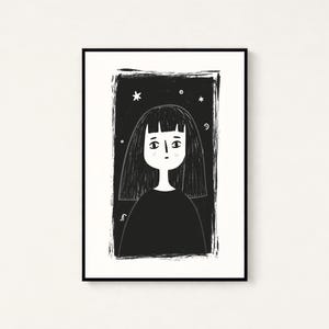 Pu&ograve; includere: Una stampa artistica incorniciata in bianco e nero che presenta l'illustrazione stilizzata di una persona con capelli lunghi fino alle spalle e frangia. La figura &egrave; centrata all'interno di un bordo nero rettangolare e testurizzato.