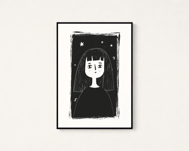 Pu&ograve; includere: Una stampa artistica incorniciata in bianco e nero che presenta l'illustrazione stilizzata di una persona con capelli lunghi fino alle spalle e frangia. La figura &egrave; centrata all'interno di un bordo nero rettangolare e testurizzato.